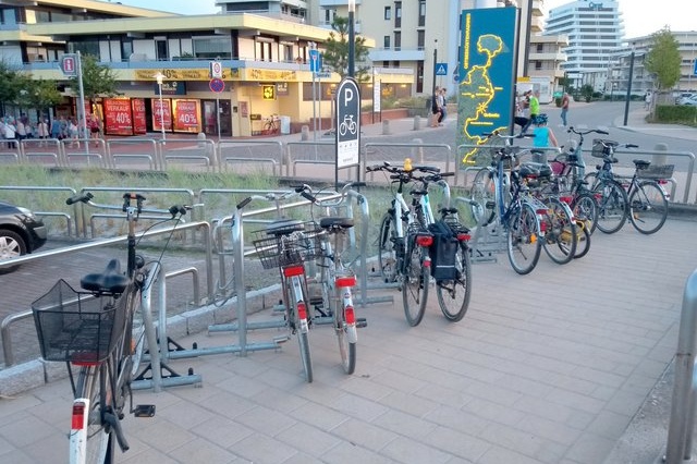 Grömitz – Radparken auf Deichkrone (3)